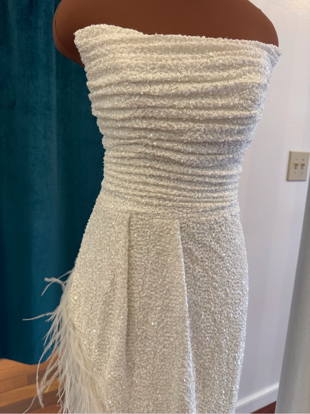 Strapless straight neck w feathers - Picture 3 of 5